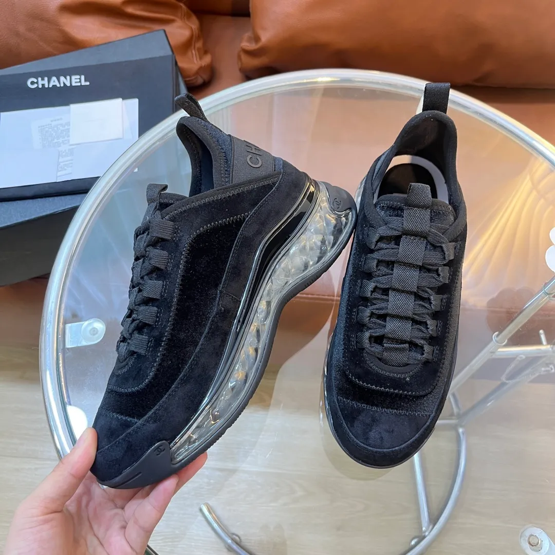 👟👟Ex-factory price 600👟👟 [Long-term supply of high-end versions] ⚠️Note: This model has many colors and the market has a complete range of colors. Welcome to consult ~ chanel Chanel Xiaoxiang casual sports shoes for couples and dad shoes for couples. The original version of the counter is 1:1, each color is accurately matched, and the internal standard is coded. ❣️Fabric material: original imported cow down + imported fabric, ❣️Inner material: imported breathable velvet, ❣️Outsole material: Original 1:1 mold opening, 3 layers of TPU ❣️Number of sizes: Women's 35-42 Men's 39-46 (Men's ➕10) Couple's version (with full set of high-end packaging)